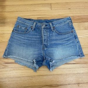 Women’s Levi Cut Off Raw Hem Light Wash Blue Denim Shorts Size 27